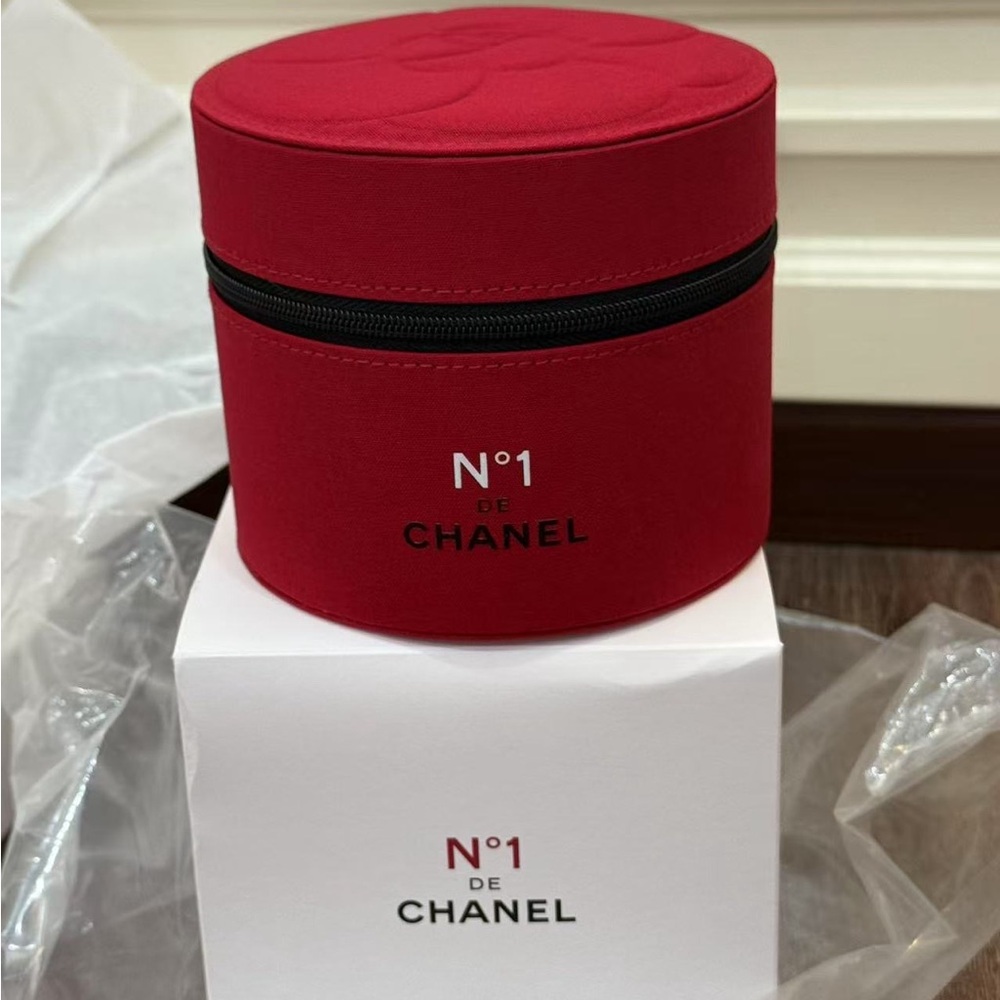 CHANEL Beauty No.1 Red Makeup Case